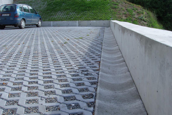 Betonové obrubníky a žlaby